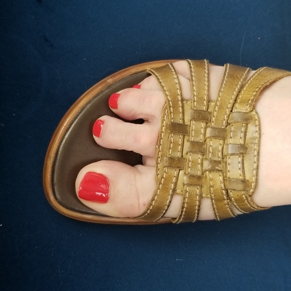 Slip on sandals. Size 7. Olive green.  Couger - Picture 4 of 6